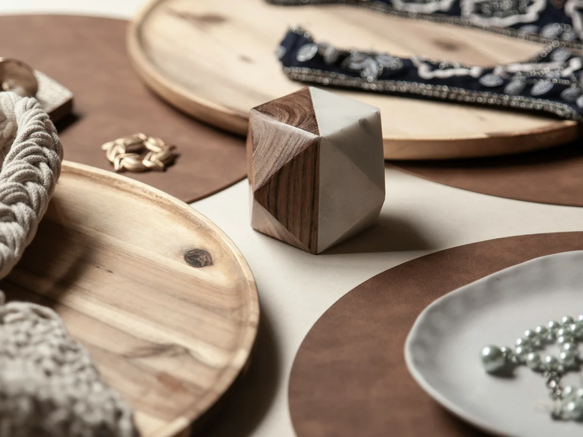 Objets artisanaux en bois et céramique sur une table